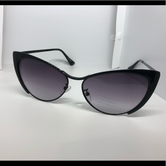 Fandia Accessories - Black Cateye Sunglasses